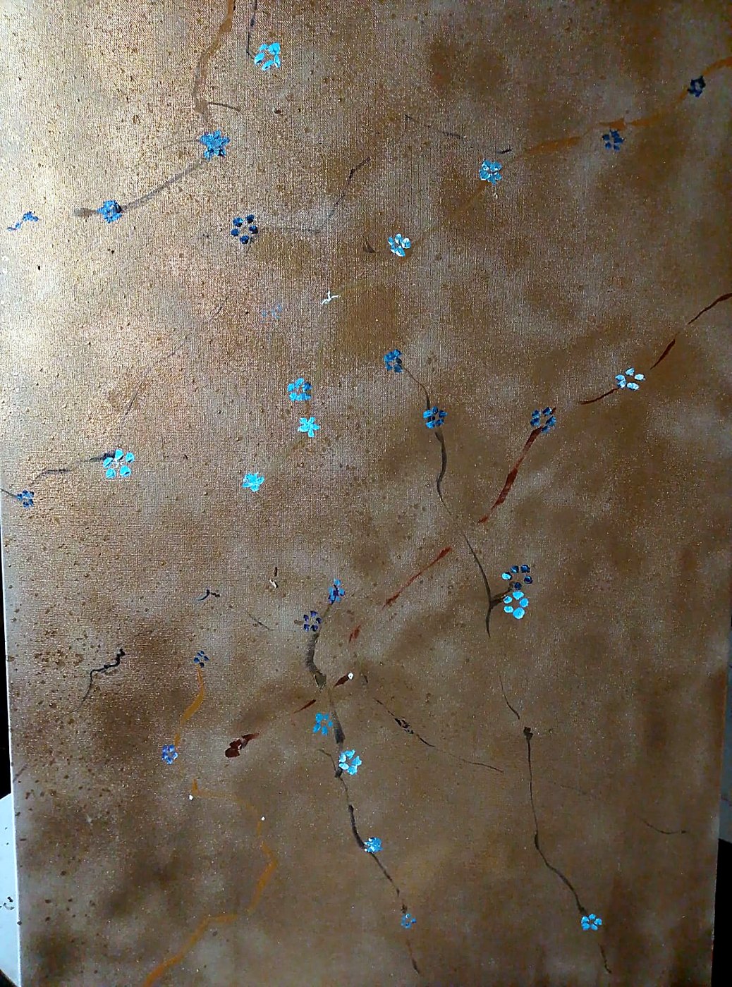 Rami con piccoli fiori blu sakura, sfondo dorato